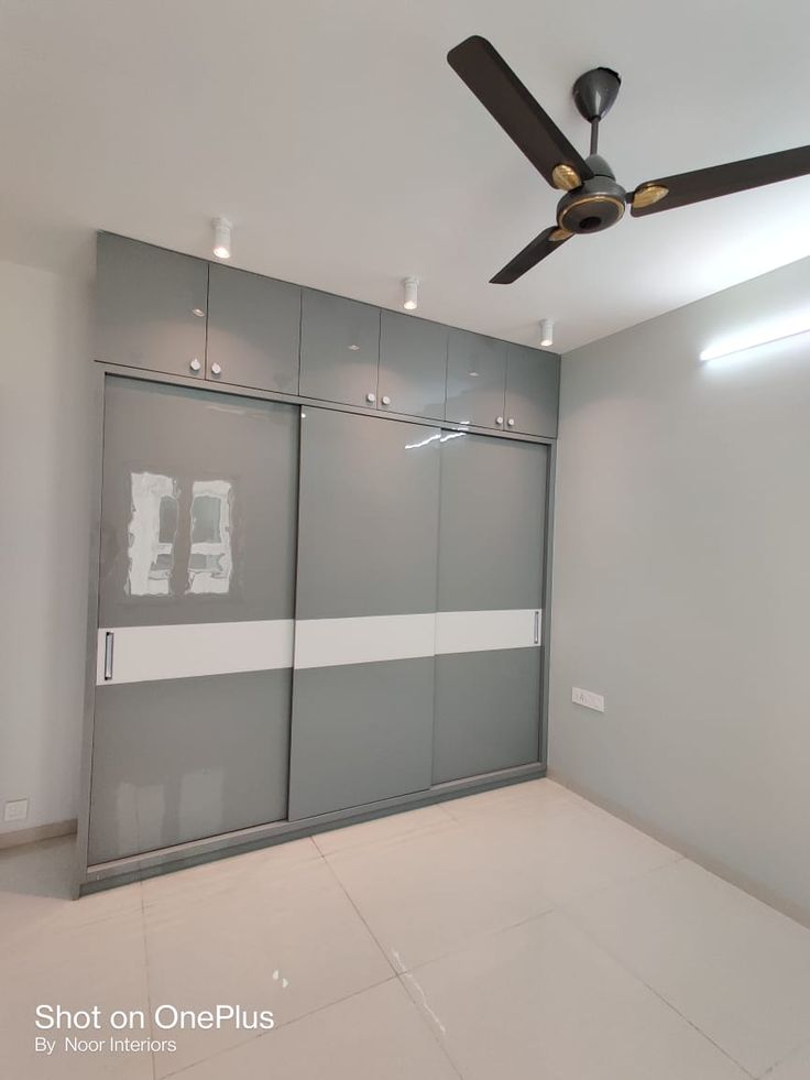 Grey Glossy Sliding Wardrobe
